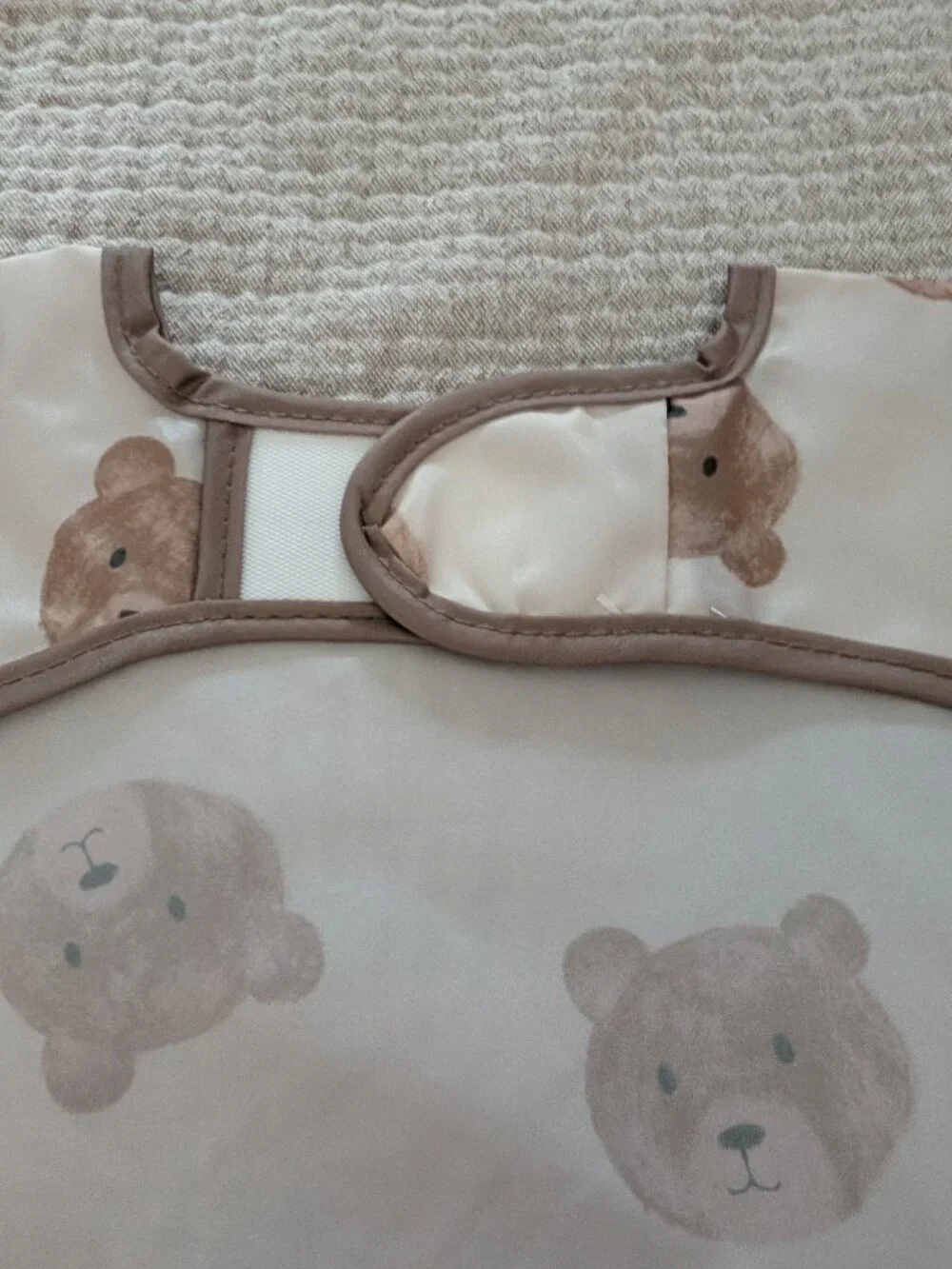New long-sleeve baby bib / smock bib, brown bear pattern